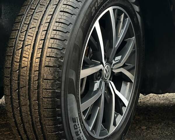 Чорний Фольксваген Тігуан, об'ємом двигуна 2 л та пробігом 200 тис. км за 15900 $, фото 51 на Automoto.ua