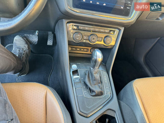 Черный Фольксваген Тигуан, объемом двигателя 2 л и пробегом 133 тыс. км за 11900 $, фото 27 на Automoto.ua