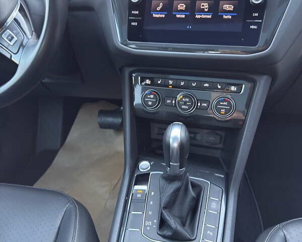 Черный Фольксваген Тигуан, объемом двигателя 2 л и пробегом 231 тыс. км за 16300 $, фото 22 на Automoto.ua