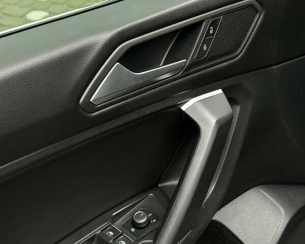 Черный Фольксваген Тигуан, объемом двигателя 1.98 л и пробегом 40 тыс. км за 21500 $, фото 5 на Automoto.ua