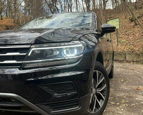 Черный Фольксваген Тигуан, объемом двигателя 1.98 л и пробегом 123 тыс. км за 18500 $, фото 2 на Automoto.ua