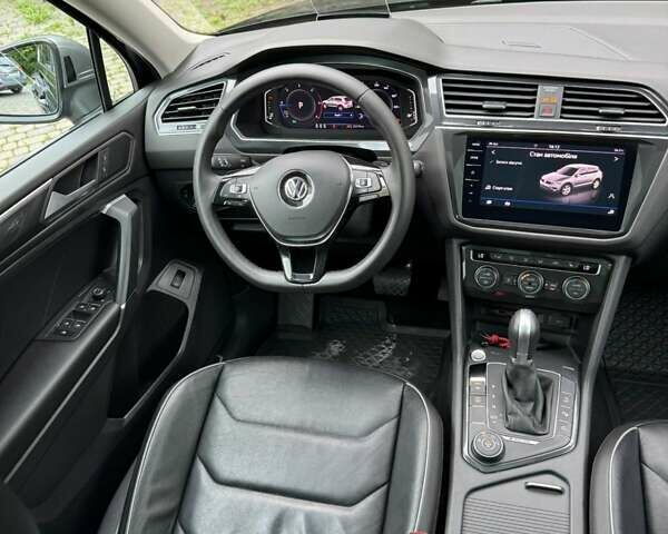 Чорний Фольксваген Тігуан, об'ємом двигуна 2 л та пробігом 223 тис. км за 27799 $, фото 25 на Automoto.ua