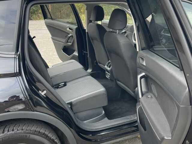 Черный Фольксваген Тигуан, объемом двигателя 2 л и пробегом 129 тыс. км за 19000 $, фото 16 на Automoto.ua