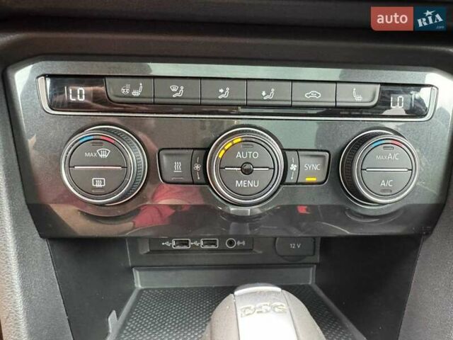 Чорний Фольксваген Тігуан, об'ємом двигуна 2 л та пробігом 223 тис. км за 27799 $, фото 38 на Automoto.ua