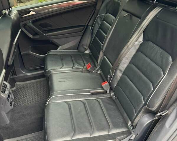 Чорний Фольксваген Тігуан, об'ємом двигуна 2 л та пробігом 223 тис. км за 27799 $, фото 26 на Automoto.ua