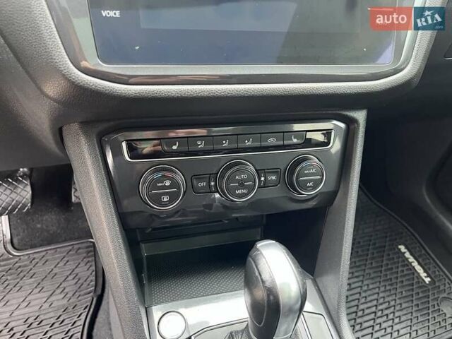 Чорний Фольксваген Тігуан, об'ємом двигуна 2 л та пробігом 124 тис. км за 19500 $, фото 40 на Automoto.ua