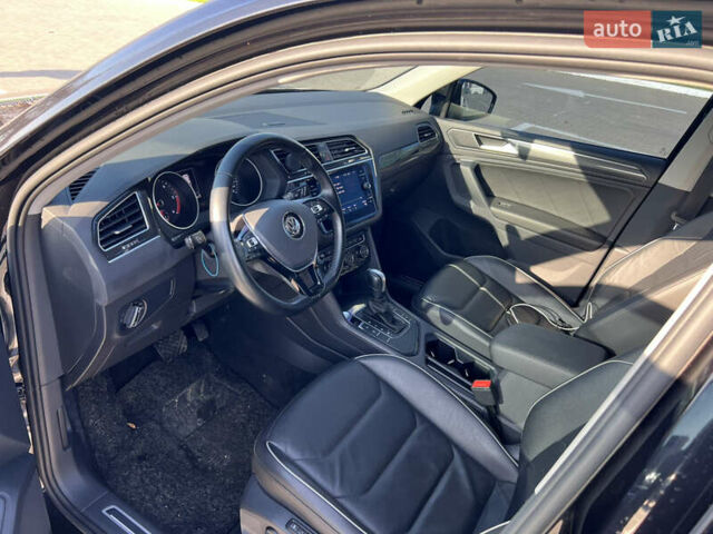 Черный Фольксваген Тигуан, объемом двигателя 2 л и пробегом 67 тыс. км за 26500 $, фото 27 на Automoto.ua