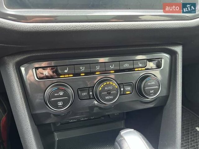 Чорний Фольксваген Тігуан, об'ємом двигуна 2 л та пробігом 124 тис. км за 19500 $, фото 59 на Automoto.ua