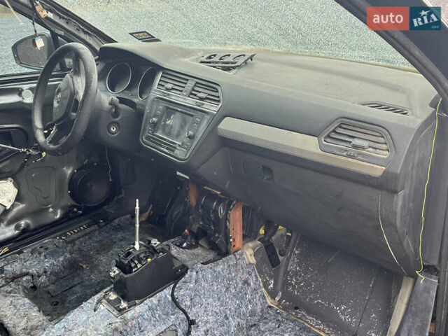 Черный Фольксваген Тигуан, объемом двигателя 2 л и пробегом 160 тыс. км за 12000 $, фото 14 на Automoto.ua