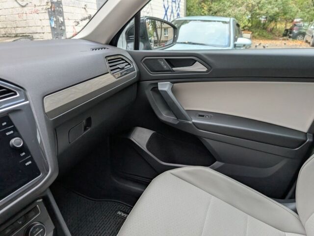 Черный Фольксваген Тигуан, объемом двигателя 2 л и пробегом 53 тыс. км за 20000 $, фото 19 на Automoto.ua