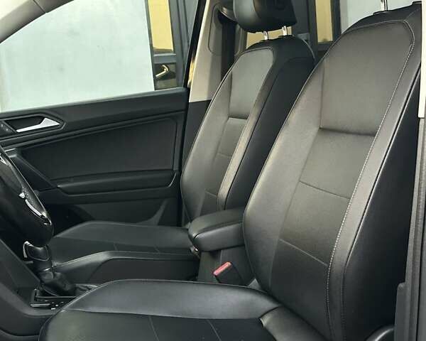 Чорний Фольксваген Тігуан, об'ємом двигуна 2 л та пробігом 200 тис. км за 15900 $, фото 27 на Automoto.ua