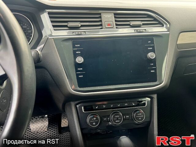 Черный Фольксваген Тигуан, объемом двигателя 2 л и пробегом 170 тыс. км за 21500 $, фото 10 на Automoto.ua