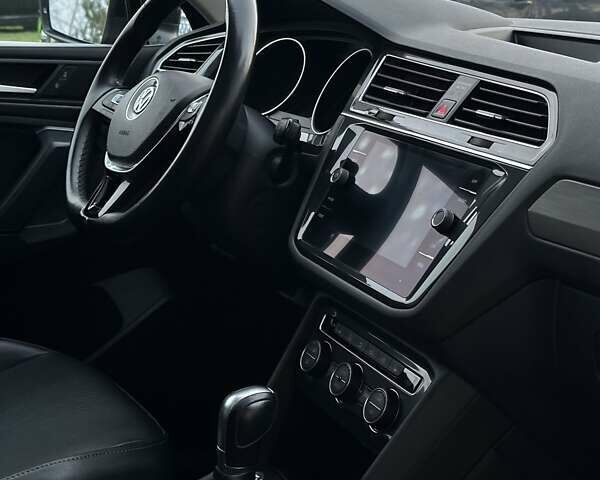 Чорний Фольксваген Тігуан, об'ємом двигуна 2 л та пробігом 200 тис. км за 15900 $, фото 25 на Automoto.ua