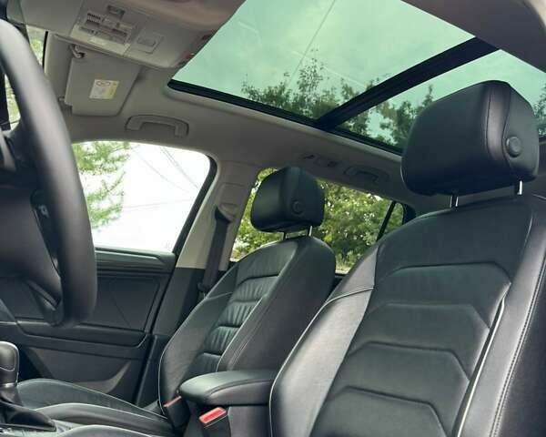 Чорний Фольксваген Тігуан, об'ємом двигуна 2 л та пробігом 223 тис. км за 27799 $, фото 27 на Automoto.ua