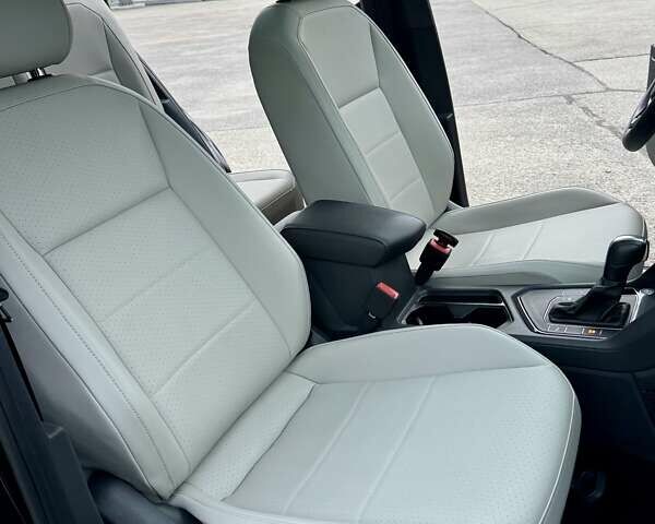 Чорний Фольксваген Тігуан, об'ємом двигуна 2 л та пробігом 74 тис. км за 19900 $, фото 29 на Automoto.ua