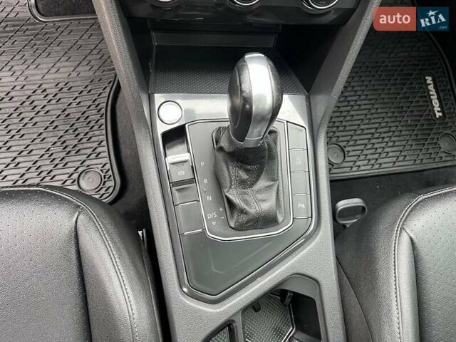 Чорний Фольксваген Тігуан, об'ємом двигуна 2 л та пробігом 124 тис. км за 19500 $, фото 39 на Automoto.ua