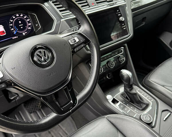 Черный Фольксваген Тигуан, объемом двигателя 1.98 л и пробегом 103 тыс. км за 31000 $, фото 12 на Automoto.ua