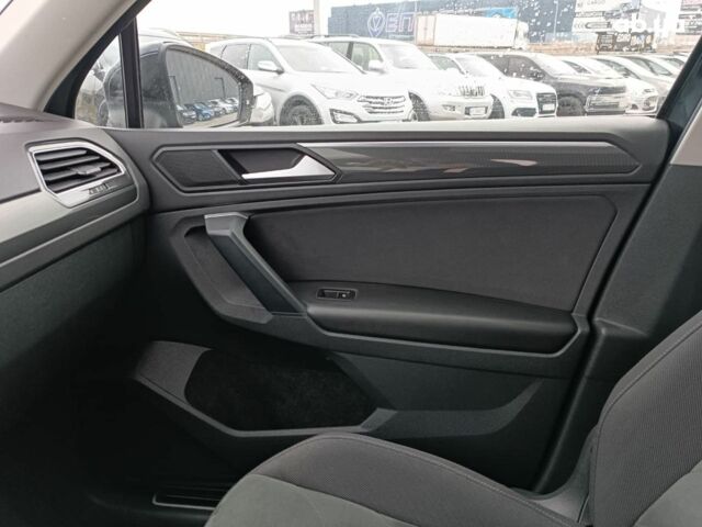 Черный Фольксваген Тигуан, объемом двигателя 2 л и пробегом 190 тыс. км за 23200 $, фото 27 на Automoto.ua