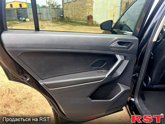 Черный Фольксваген Тигуан, объемом двигателя 2 л и пробегом 170 тыс. км за 21500 $, фото 12 на Automoto.ua