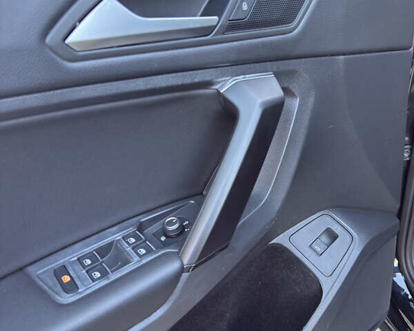 Черный Фольксваген Тигуан, объемом двигателя 2 л и пробегом 231 тыс. км за 16300 $, фото 1 на Automoto.ua