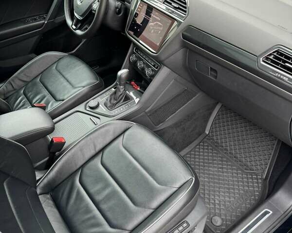 Чорний Фольксваген Тігуан, об'ємом двигуна 2 л та пробігом 223 тис. км за 27799 $, фото 22 на Automoto.ua