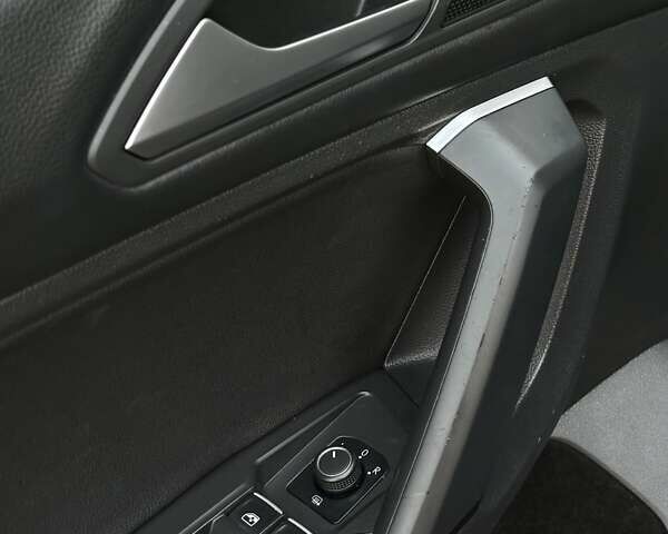 Чорний Фольксваген Тігуан, об'ємом двигуна 2 л та пробігом 200 тис. км за 15900 $, фото 32 на Automoto.ua