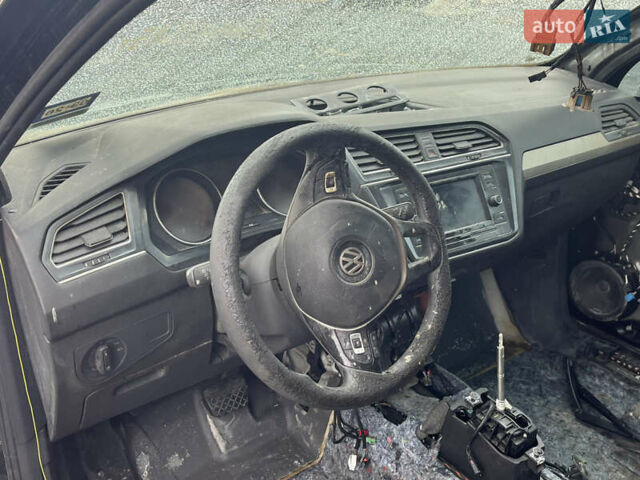 Черный Фольксваген Тигуан, объемом двигателя 2 л и пробегом 160 тыс. км за 12000 $, фото 11 на Automoto.ua