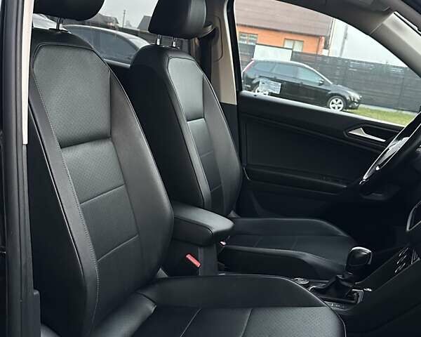 Чорний Фольксваген Тігуан, об'ємом двигуна 2 л та пробігом 200 тис. км за 15900 $, фото 38 на Automoto.ua