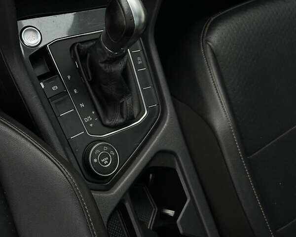 Чорний Фольксваген Тігуан, об'ємом двигуна 2 л та пробігом 200 тис. км за 15900 $, фото 42 на Automoto.ua