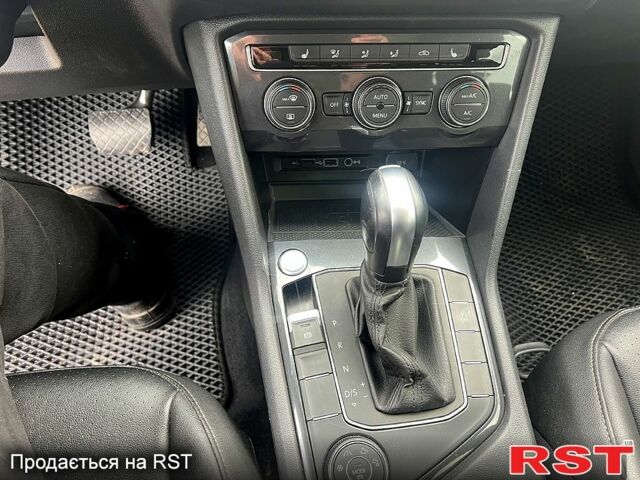 Черный Фольксваген Тигуан, объемом двигателя 2 л и пробегом 170 тыс. км за 21500 $, фото 7 на Automoto.ua