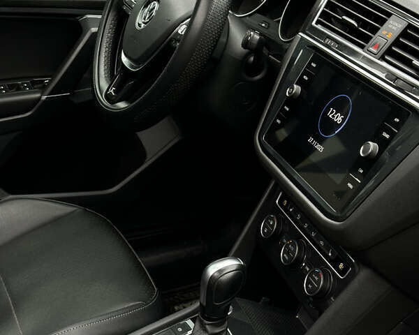 Черный Фольксваген Тигуан, объемом двигателя 1.98 л и пробегом 40 тыс. км за 21500 $, фото 17 на Automoto.ua