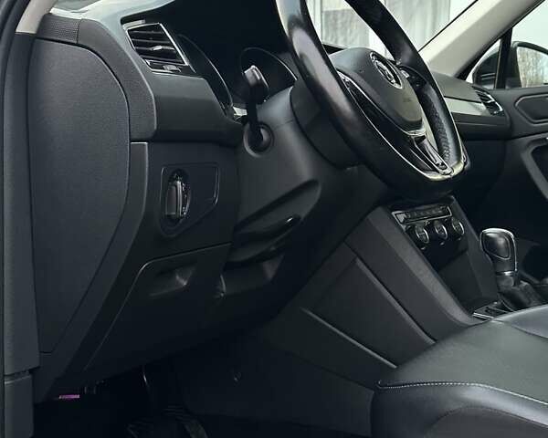 Чорний Фольксваген Тігуан, об'ємом двигуна 2 л та пробігом 200 тис. км за 15900 $, фото 35 на Automoto.ua