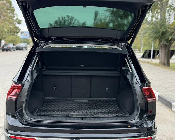 Черный Фольксваген Тигуан, объемом двигателя 1.98 л и пробегом 103 тыс. км за 31000 $, фото 2 на Automoto.ua