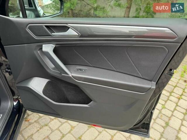 Чорний Фольксваген Тігуан, об'ємом двигуна 2 л та пробігом 223 тис. км за 27799 $, фото 31 на Automoto.ua