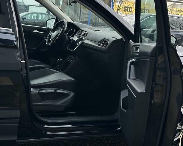 Чорний Фольксваген Тігуан, об'ємом двигуна 2 л та пробігом 200 тис. км за 15900 $, фото 36 на Automoto.ua