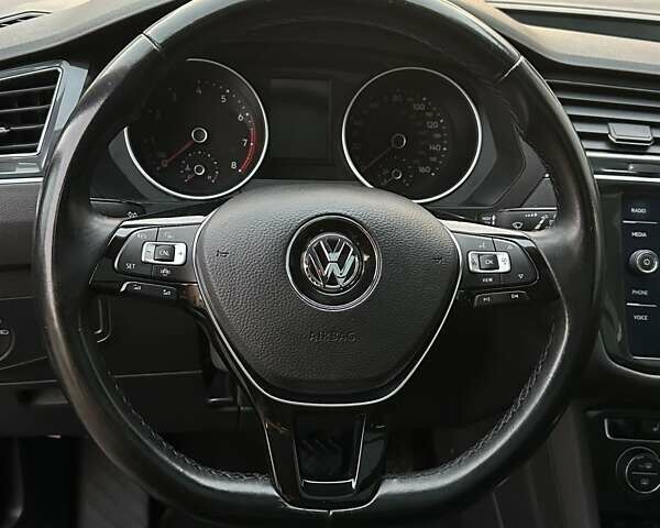 Чорний Фольксваген Тігуан, об'ємом двигуна 2 л та пробігом 200 тис. км за 15900 $, фото 28 на Automoto.ua