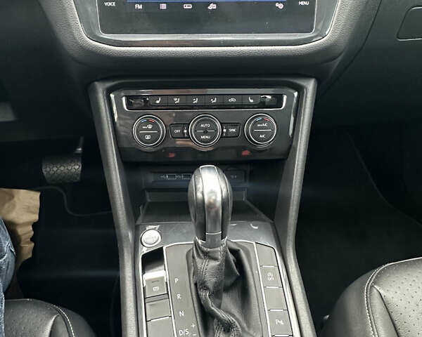 Черный Фольксваген Тигуан, объемом двигателя 2 л и пробегом 43 тыс. км за 19650 $, фото 20 на Automoto.ua