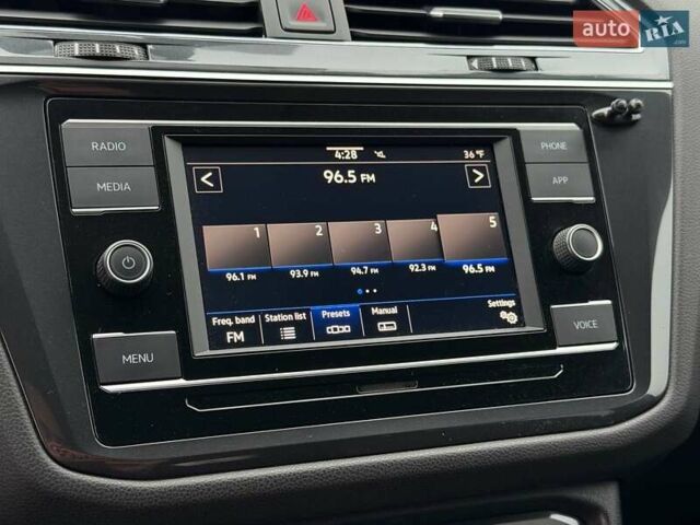 Чорний Фольксваген Тігуан, об'ємом двигуна 2 л та пробігом 129 тис. км за 17500 $, фото 31 на Automoto.ua