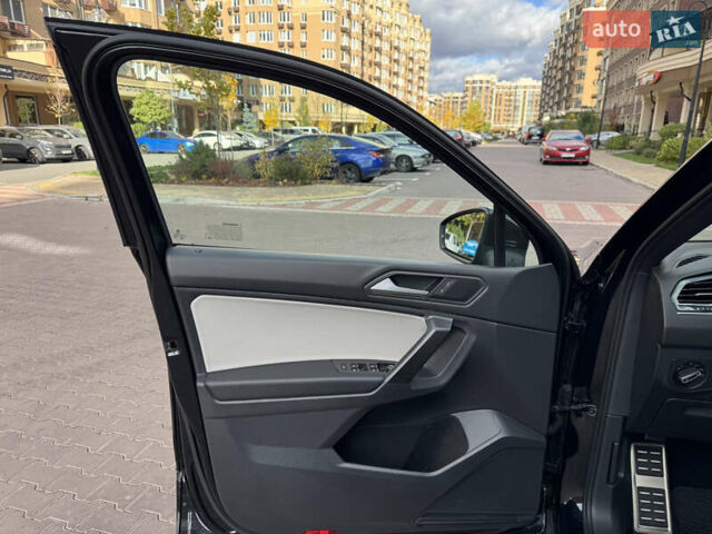 Черный Фольксваген Тигуан, объемом двигателя 2 л и пробегом 93 тыс. км за 23000 $, фото 36 на Automoto.ua