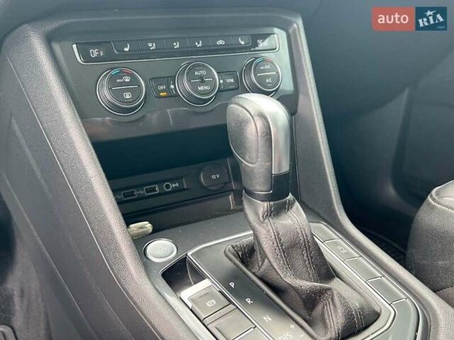 Черный Фольксваген Тигуан, объемом двигателя 2 л и пробегом 168 тыс. км за 17440 $, фото 18 на Automoto.ua