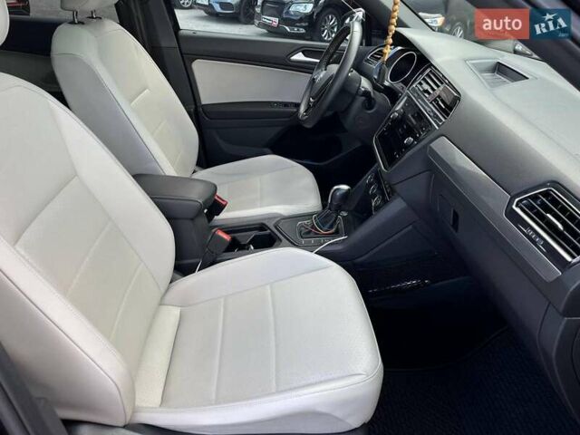 Черный Фольксваген Тигуан, объемом двигателя 2 л и пробегом 53 тыс. км за 24590 $, фото 34 на Automoto.ua