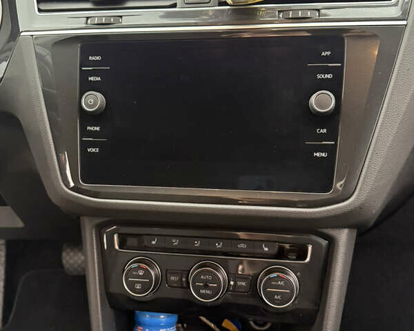 Черный Фольксваген Тигуан, объемом двигателя 1.97 л и пробегом 91 тыс. км за 30000 $, фото 7 на Automoto.ua