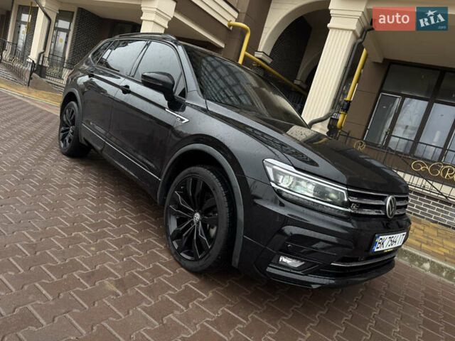 Черный Фольксваген Тигуан, объемом двигателя 2 л и пробегом 93 тыс. км за 23000 $, фото 10 на Automoto.ua