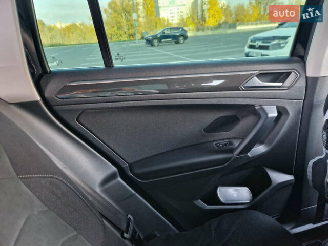 Черный Фольксваген Тигуан, объемом двигателя 1.97 л и пробегом 85 тыс. км за 28800 $, фото 27 на Automoto.ua