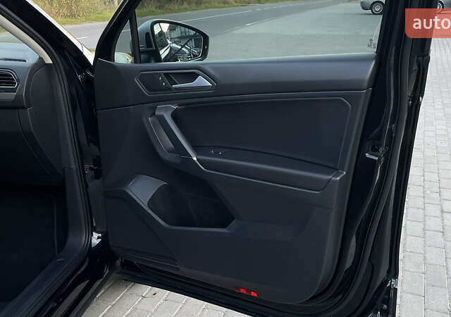 Черный Фольксваген Тигуан, объемом двигателя 2 л и пробегом 170 тыс. км за 18799 $, фото 74 на Automoto.ua