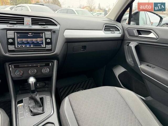 Чорний Фольксваген Тігуан, об'ємом двигуна 2 л та пробігом 129 тис. км за 17500 $, фото 24 на Automoto.ua