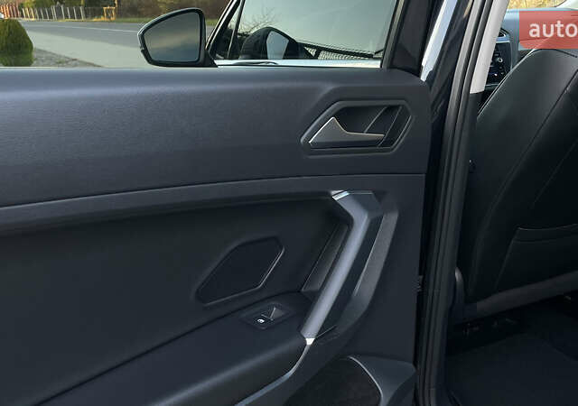 Черный Фольксваген Тигуан, объемом двигателя 2 л и пробегом 170 тыс. км за 18799 $, фото 63 на Automoto.ua