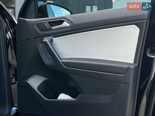 Черный Фольксваген Тигуан, объемом двигателя 2 л и пробегом 53 тыс. км за 24590 $, фото 38 на Automoto.ua