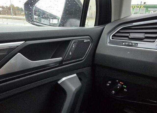 Чорний Фольксваген Тігуан, об'ємом двигуна 0 л та пробігом 82 тис. км за 13600 $, фото 9 на Automoto.ua