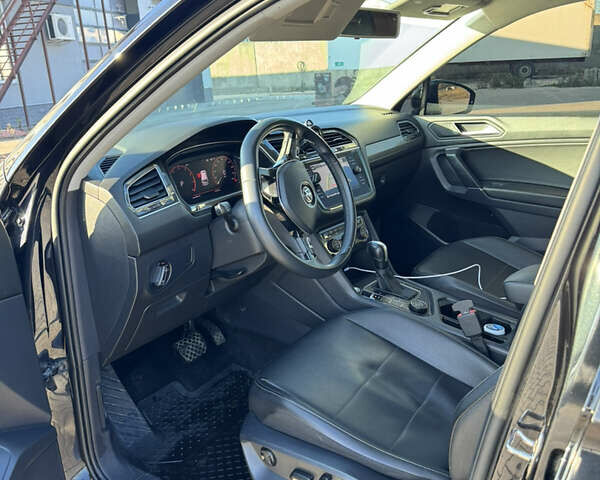 Черный Фольксваген Тигуан, объемом двигателя 2 л и пробегом 160 тыс. км за 21000 $, фото 6 на Automoto.ua